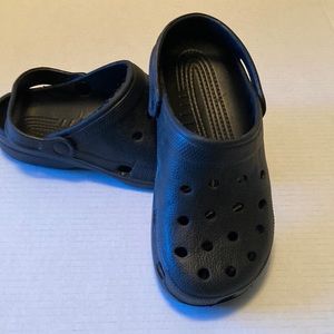 Faux Navy Crocs Unlined Unisex NWOT 39 (L 9/10)